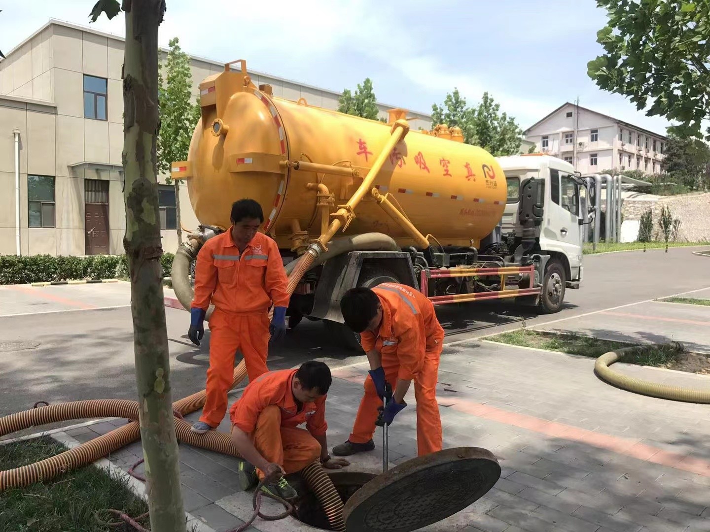 顺河回族管道疏通车停在窨井附近