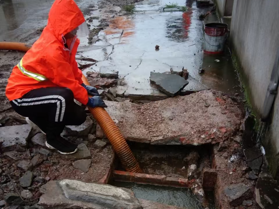 顺河回族专业清理污水池 炜誉市政以规范流程守护城市 “肠道”